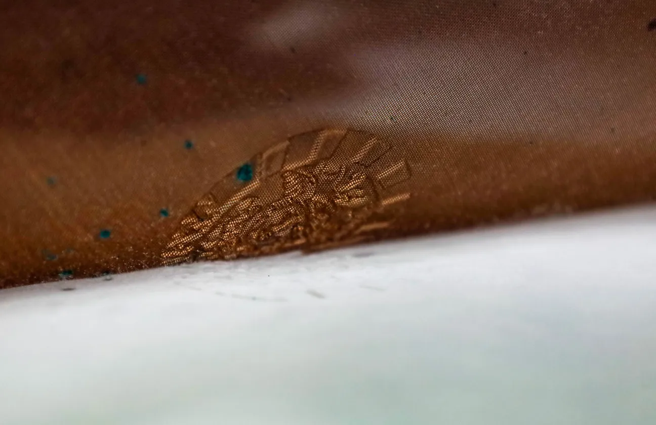 Forme métallique qui dépose un dessin sur une feuille