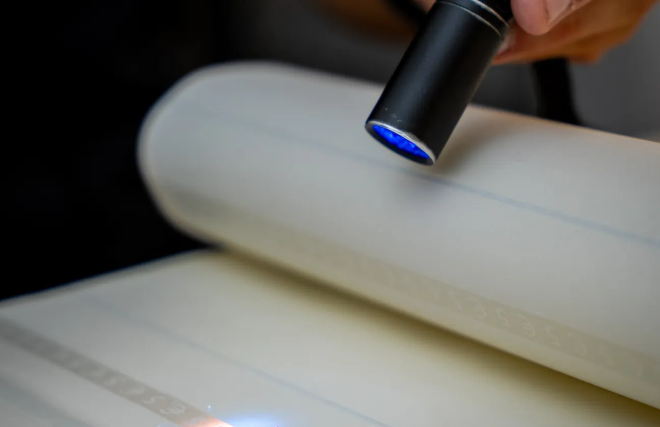 Lampe torche UV sur papier