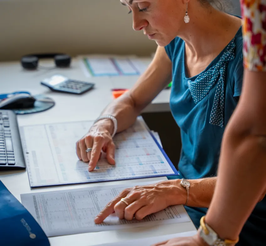 Femmes avec documents papier