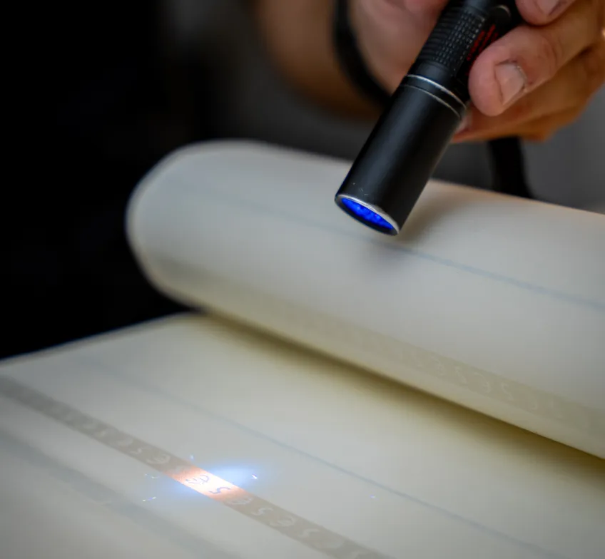 Lampe torche UV sur papier