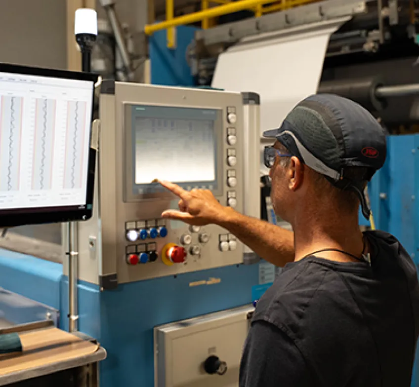 Homme travaillant sur machine