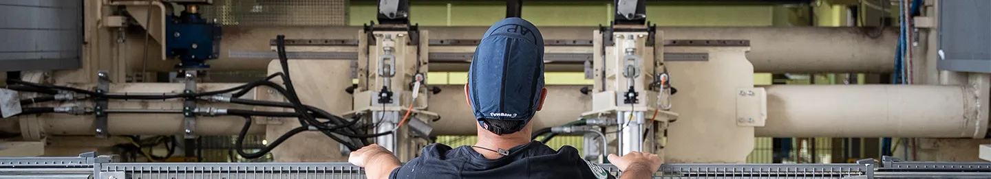 Homme devant la machine à papier