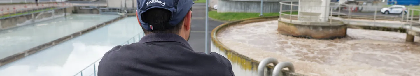 Homme devant une station d'épuration