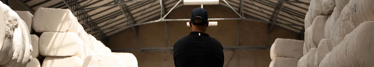 Homme dans le hangar à coton