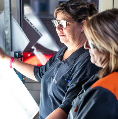 Femmes qui contrôlent une feuille de papier