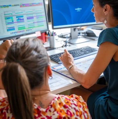 Deux femmes devant un écran d'ordinateur