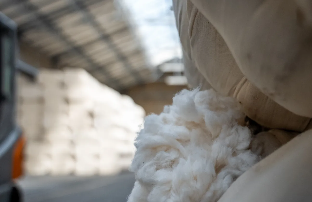 coton qui dépasse du balle de coton