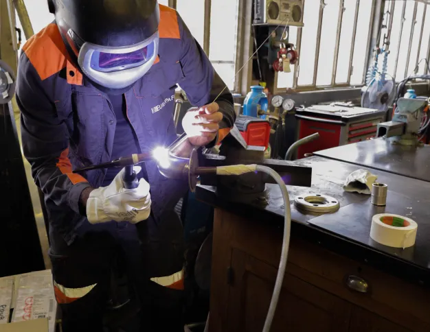 Homme qui travaille avec un fer à souder