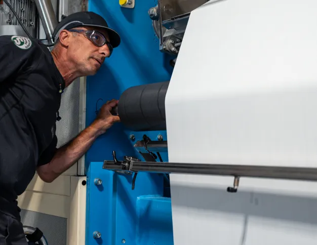 Homme qui contrôle une feuille sur une machine