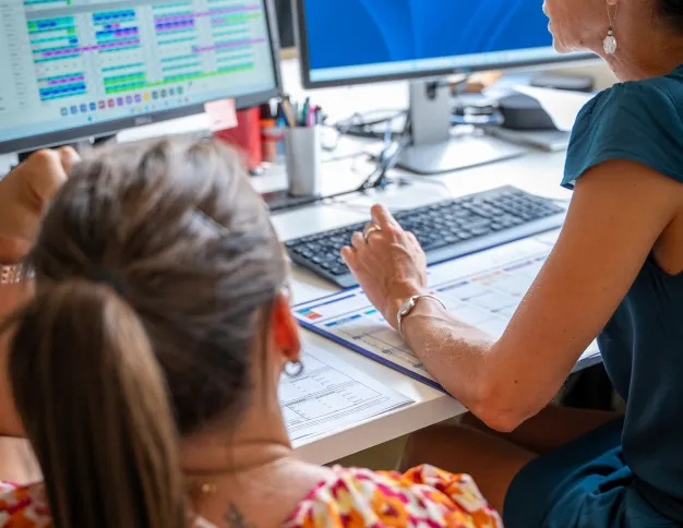 Deux femmes devant un écran d'ordinateur